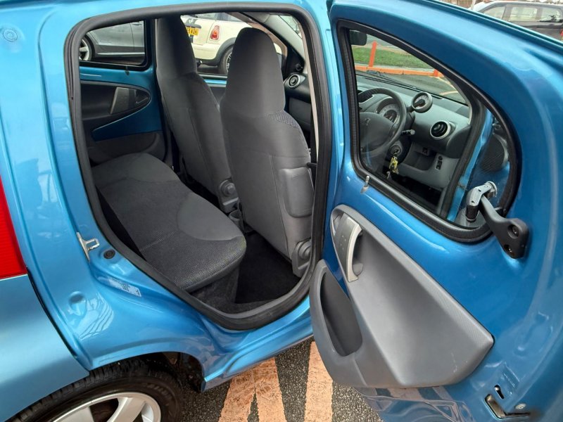 PEUGEOT 107